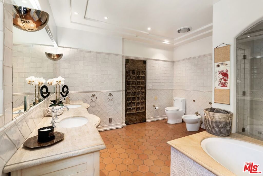 Image 52 of property listing at 3110 La Suvida Drive, Los Angeles, CA 90068