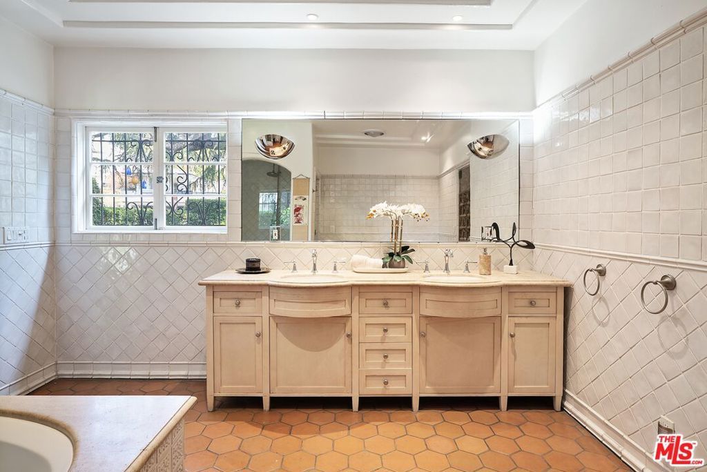 Image 53 of property listing at 3110 La Suvida Drive, Los Angeles, CA 90068