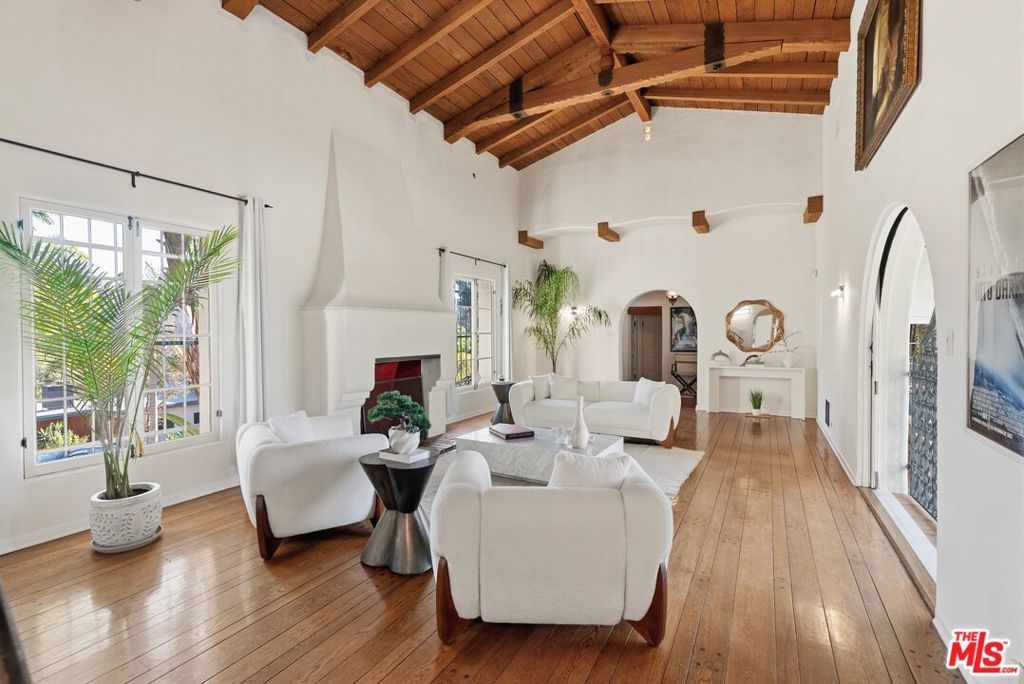 Image 7 of property listing at 3110 La Suvida Drive, Los Angeles, CA 90068