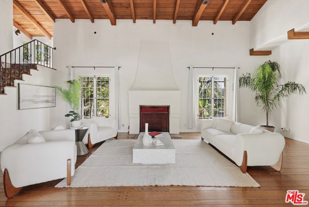 Image 9 of property listing at 3110 La Suvida Drive, Los Angeles, CA 90068