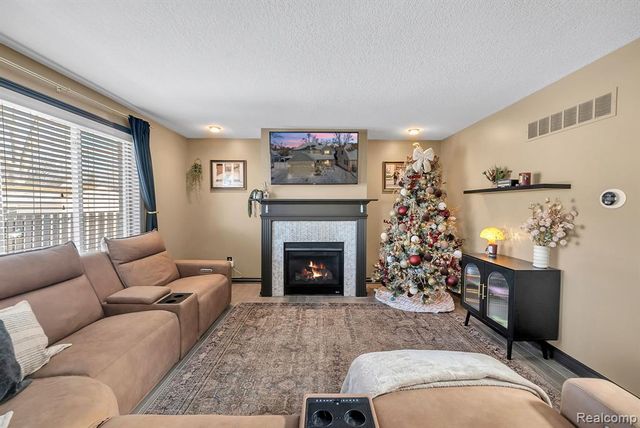 22625 Ridgeway Street, Saint Clair Shores, MI 48080