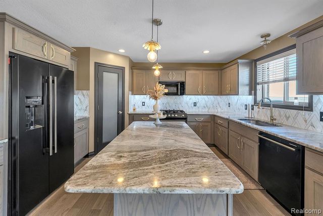 22625 Ridgeway Street, Saint Clair Shores, MI 48080