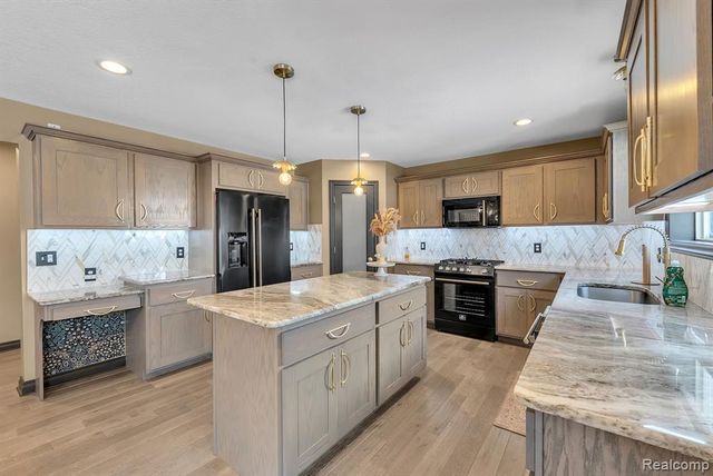 22625 Ridgeway Street, Saint Clair Shores, MI 48080