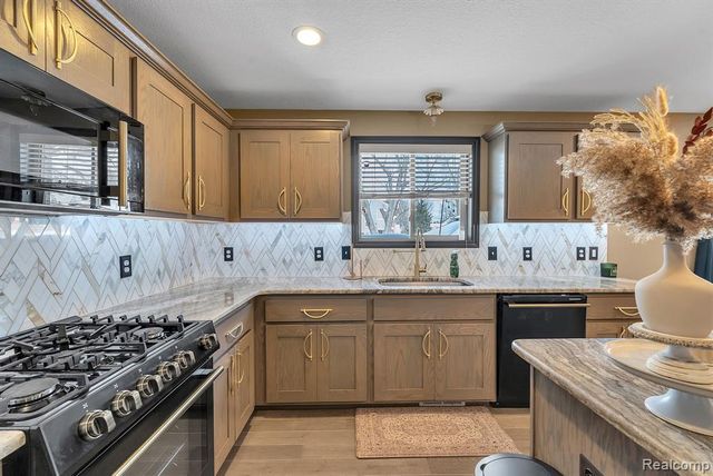 22625 Ridgeway Street, Saint Clair Shores, MI 48080