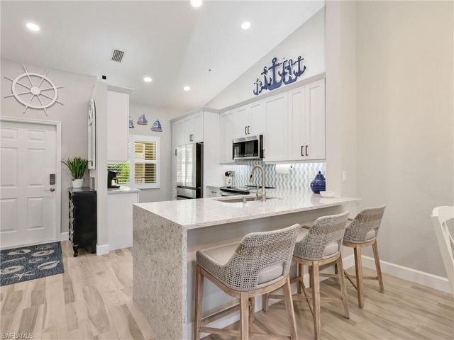 6890 Huntington Lakes CIR 204, Naples, FL 34119