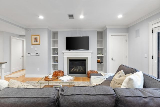 881 E 2nd 7, Boston, MA 02127