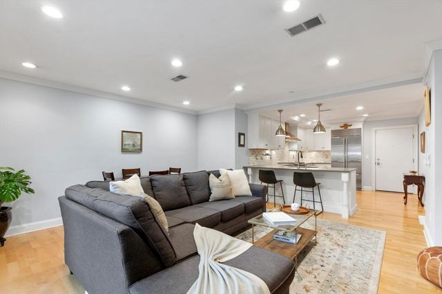 881 E 2nd 7, Boston, MA 02127