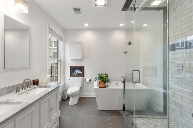 881 E 2nd 7, Boston, MA 02127