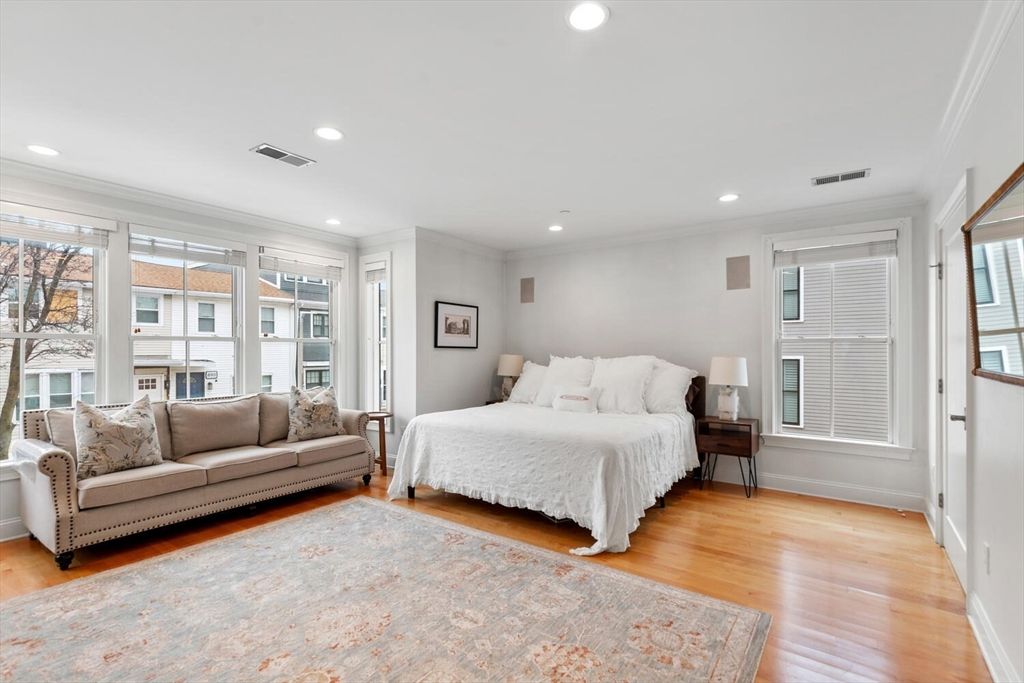881 E 2nd 7, Boston, MA 02127