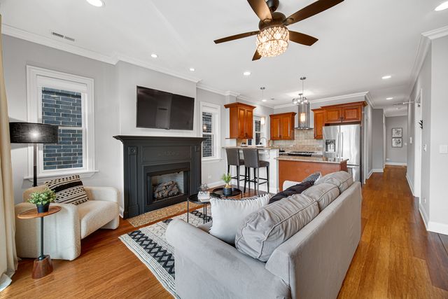 1040 W Polk Street 2B, Chicago, IL 60607