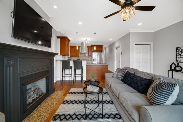 1040 W Polk Street 2B, Chicago, IL 60607