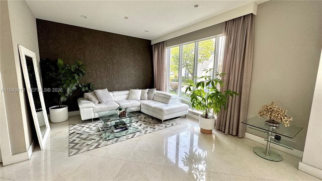 6428 NW 105th Pl, Doral, FL 33178