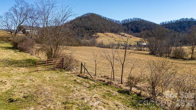 99999 Green Valley Road, Leicester, NC 28748