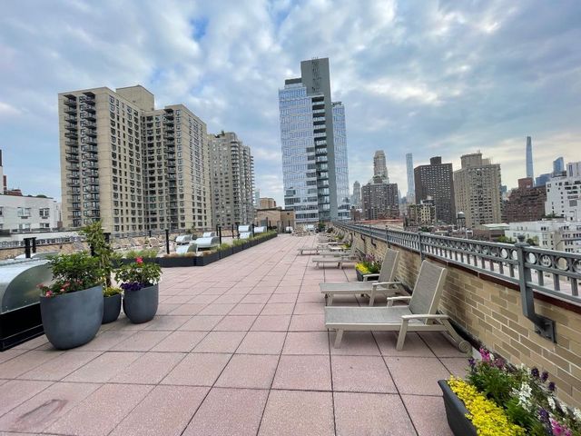 240 E 76th St Apt 17H, New York City, NY 10021