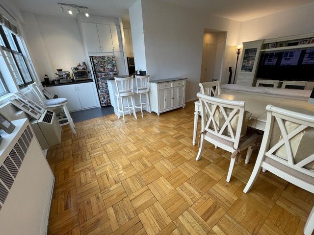240 E 76th St Apt 17H, New York City, NY 10021
