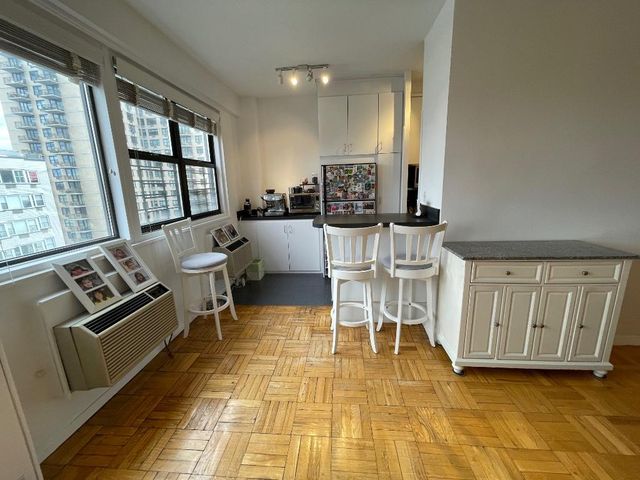 240 E 76th St Apt 17H, New York City, NY 10021