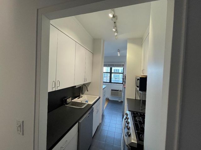 240 E 76th St Apt 17H, New York City, NY 10021