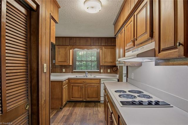 2621 W Woodlyn Way, Greensboro, NC 27407
