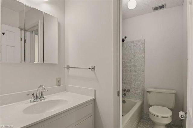 2621 W Woodlyn Way, Greensboro, NC 27407