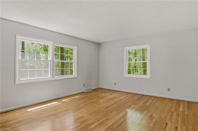 2621 W Woodlyn Way, Greensboro, NC 27407