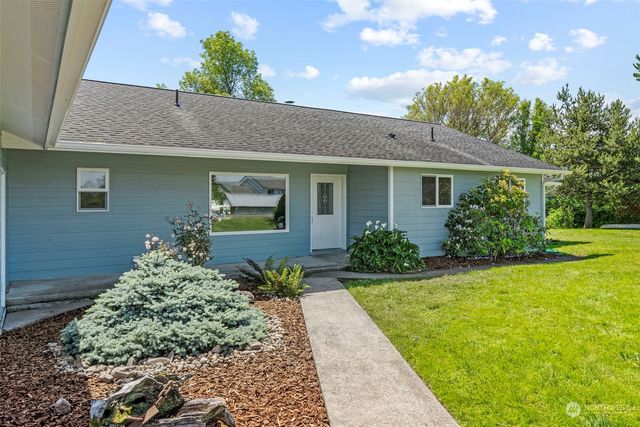 211 N Welcome Slough Road, Cathlamet, WA 98612