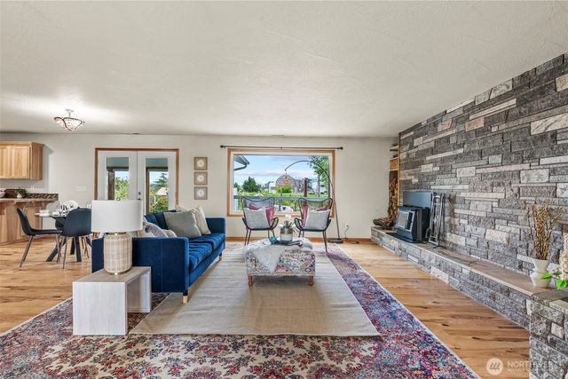 211 N Welcome Slough Road, Cathlamet, WA 98612