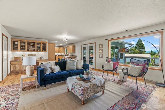 211 N Welcome Slough Road, Cathlamet, WA 98612