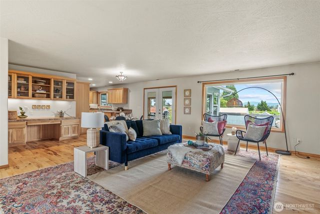 211 N Welcome Slough Road, Cathlamet, WA 98612