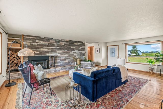 211 N Welcome Slough Road, Cathlamet, WA 98612