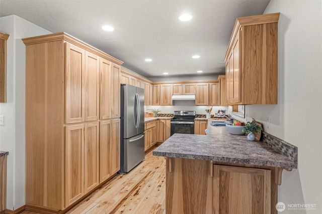 211 N Welcome Slough Road, Cathlamet, WA 98612