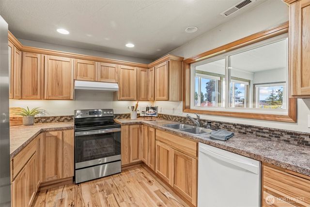 211 N Welcome Slough Road, Cathlamet, WA 98612