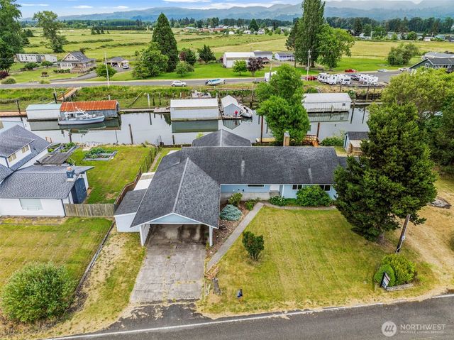 211 N Welcome Slough Road, Cathlamet, WA 98612