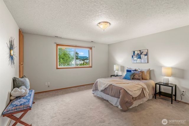 211 N Welcome Slough Road, Cathlamet, WA 98612