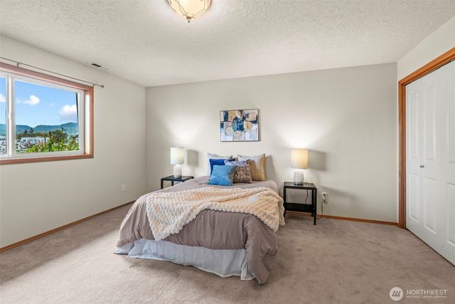 211 N Welcome Slough Road, Cathlamet, WA 98612