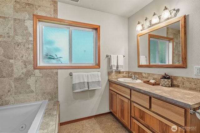 211 N Welcome Slough Road, Cathlamet, WA 98612