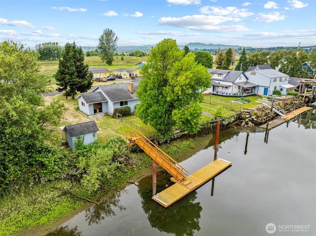 211 N Welcome Slough Road, Cathlamet, WA 98612