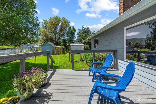 211 N Welcome Slough Road, Cathlamet, WA 98612