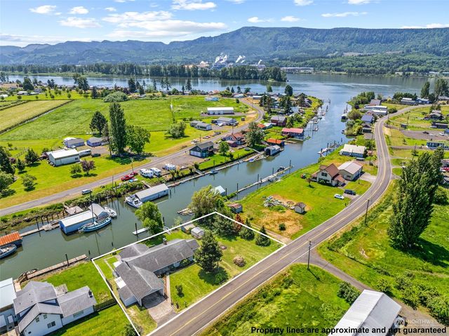 211 N Welcome Slough Road, Cathlamet, WA 98612