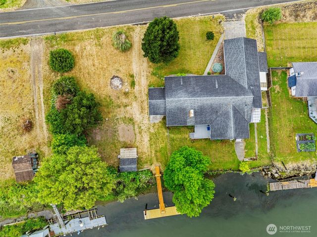 211 N Welcome Slough Road, Cathlamet, WA 98612