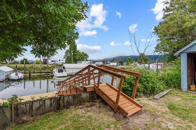 211 N Welcome Slough Road, Cathlamet, WA 98612