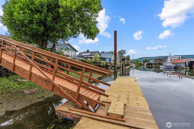 211 N Welcome Slough Road, Cathlamet, WA 98612