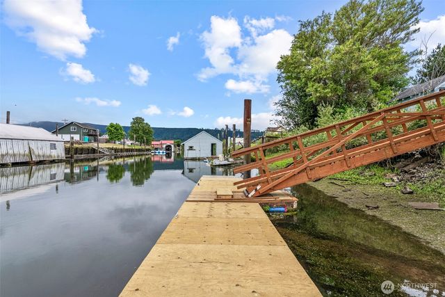 211 N Welcome Slough Road, Cathlamet, WA 98612