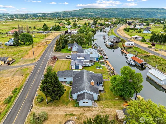 211 N Welcome Slough Road, Cathlamet, WA 98612