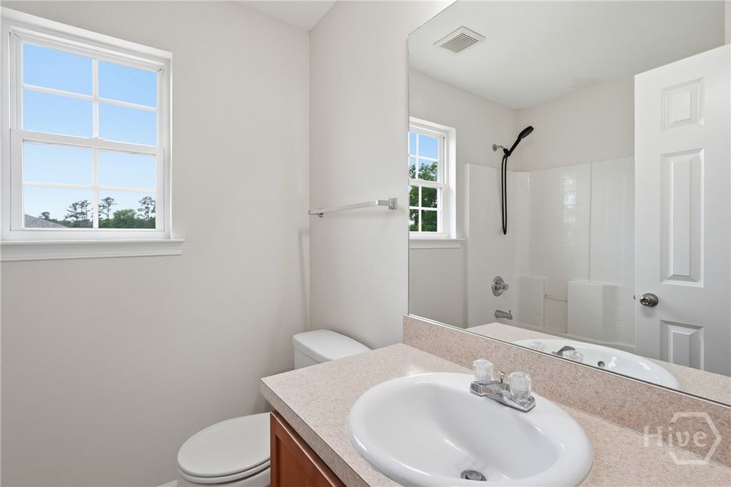 Image 11 of property listing at 155 Willow Oak Drive, Richmond Hill, GA 31324