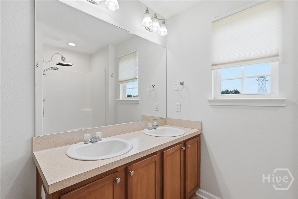 Image 13 of property listing at 155 Willow Oak Drive, Richmond Hill, GA 31324