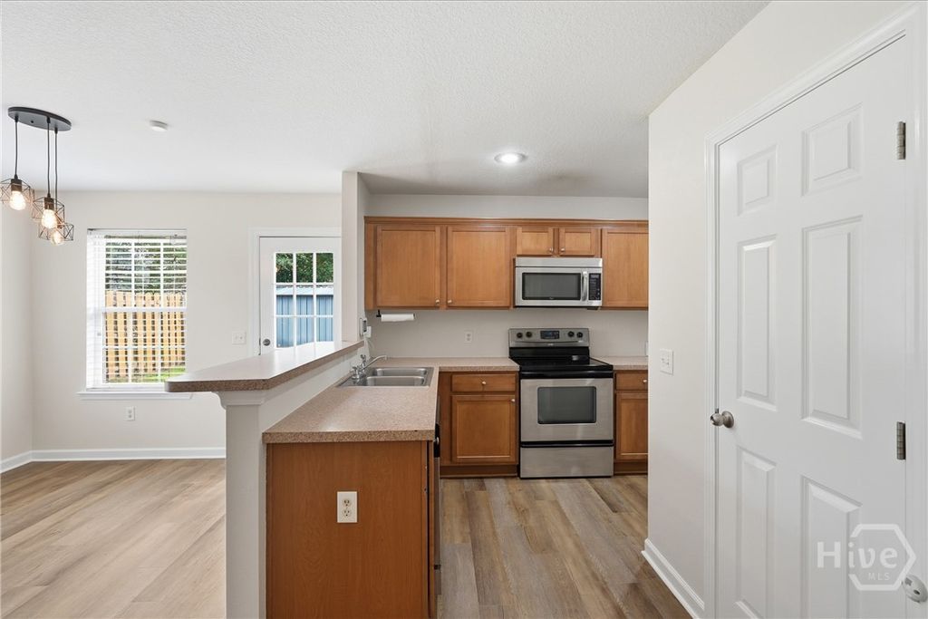 Image 6 of property listing at 155 Willow Oak Drive, Richmond Hill, GA 31324