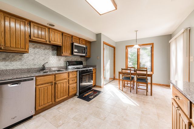 7914 S Garfield Avenue, Burr Ridge, IL 60527