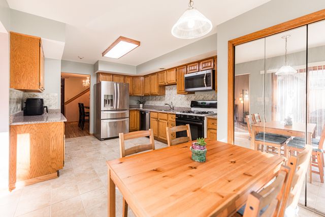 7914 S Garfield Avenue, Burr Ridge, IL 60527