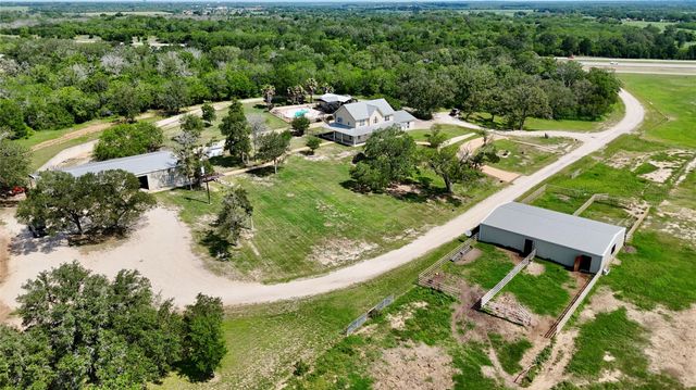 1175 Southern WAY, Luling, TX 78648