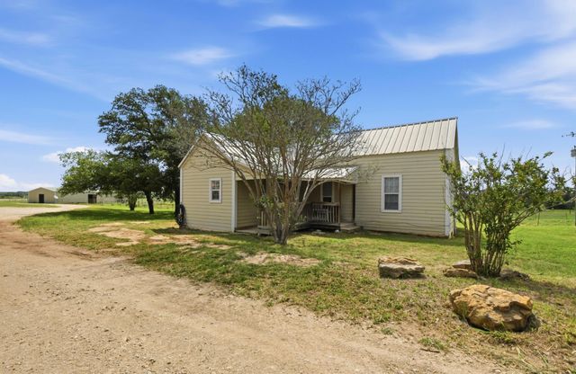 1175 Southern WAY, Luling, TX 78648